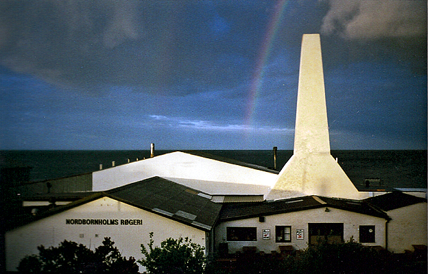 La fumerie de bornholm sous un arc-en-ciel